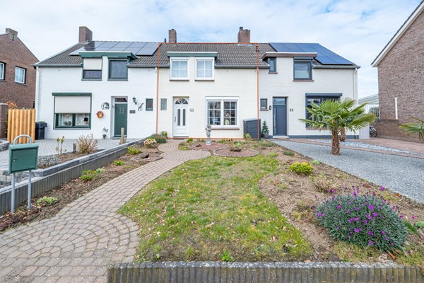 Ruime tussenwoning met 3 slaapkamers, keuken, woonkamer, serre, zolder en garage en tuin. Geheel voorzien van rolluiken. 